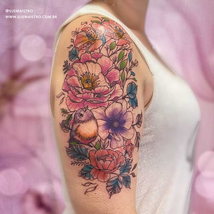 Tatuagem Floral com Pássaro no Braço