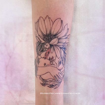Tatuagem_Mae_Amamentando_Flor_SueMaistro_1
