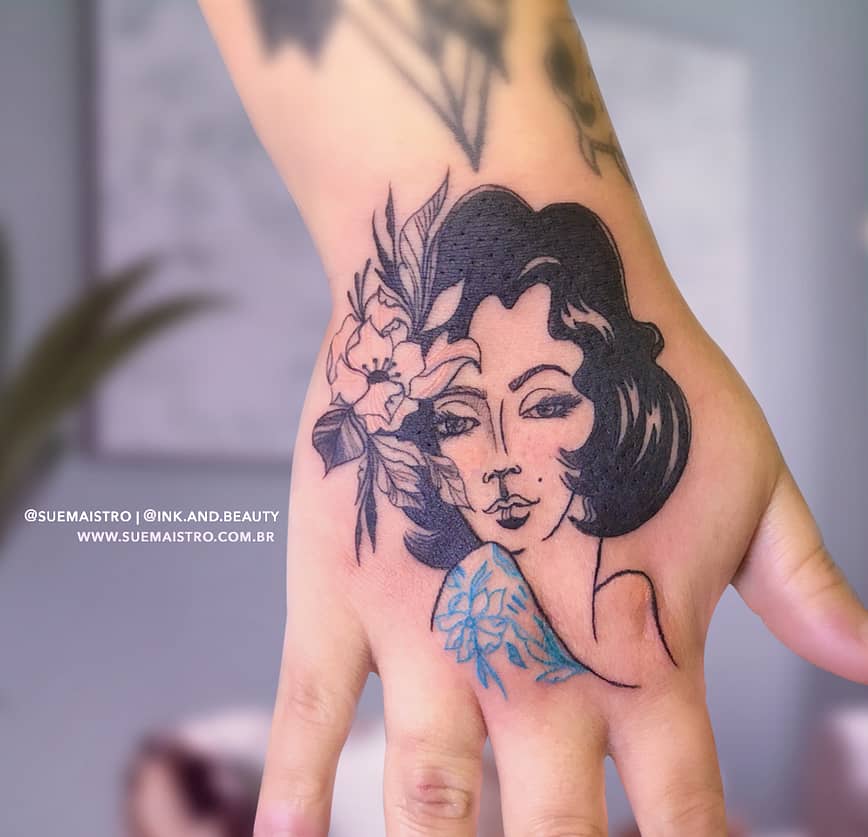 Tatuagem_na_mao_Mulher_flores_SueMaistro
