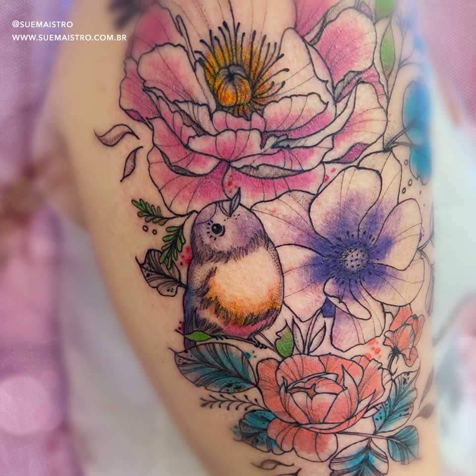 tatuagem floral com pássaro