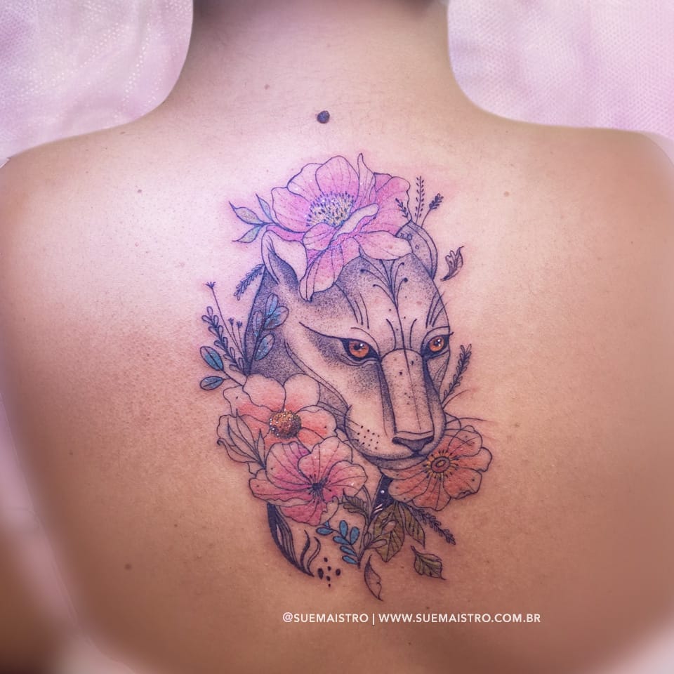 Tatuagem nas costas por Sue Maistro